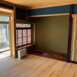 和室だった床を杉板貼りにして、壁はブルーのじゅらく塗に。(居間)