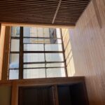 和室部分に杉板貼りを施し、クローゼットに。(居間)