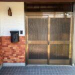 玄関にはアイアン製のデザインポスト設置。(玄関)